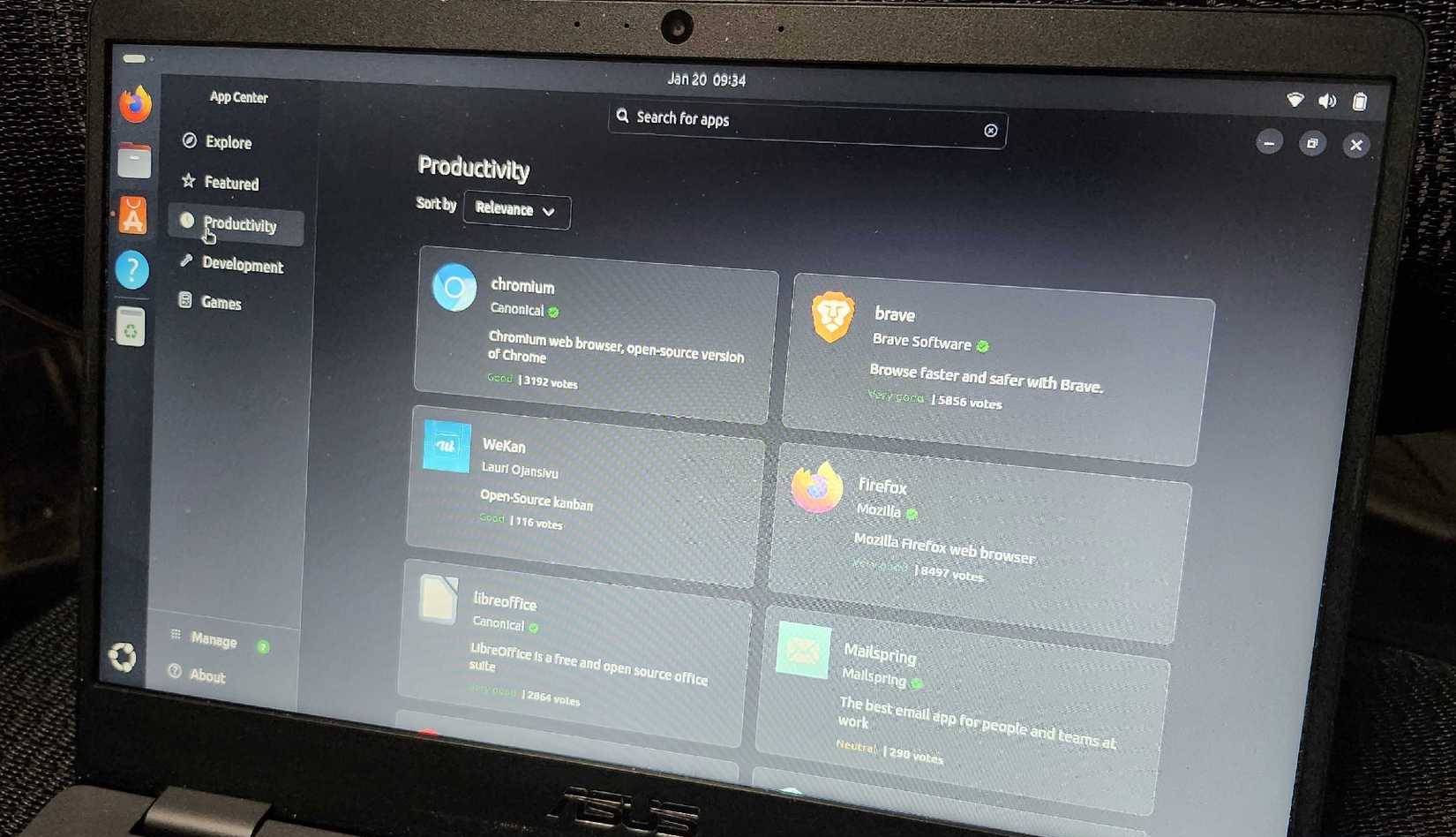 Ubuntu App Center chạy trên ASUS Chromebook