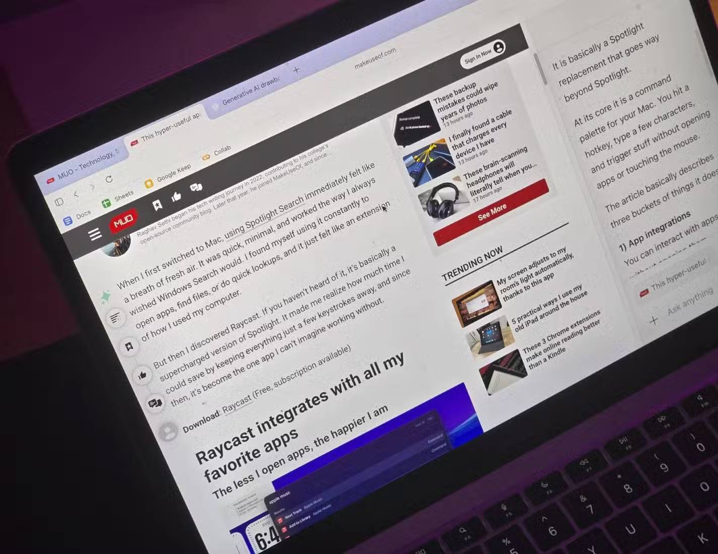 MacBook với bài viết đang mở trong ChatGPT Atlas