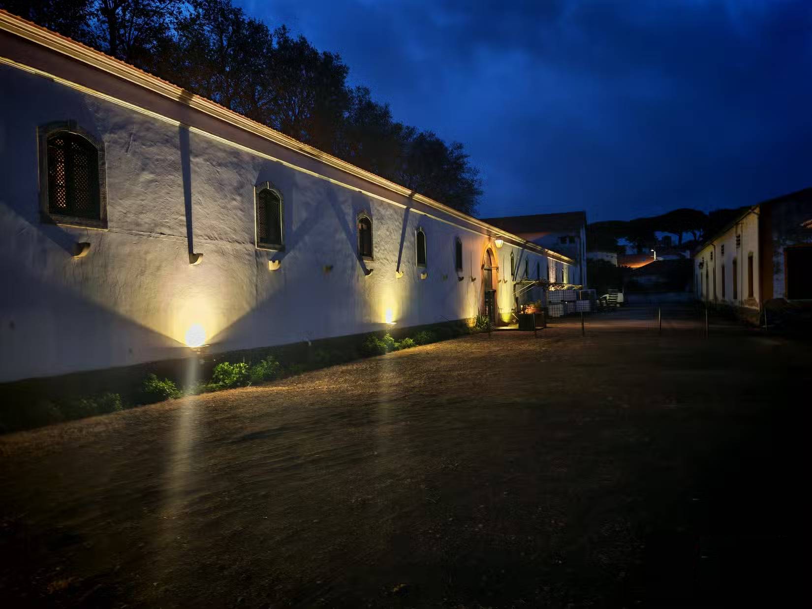 Một khoảng sân trong lúc chạng vạng.