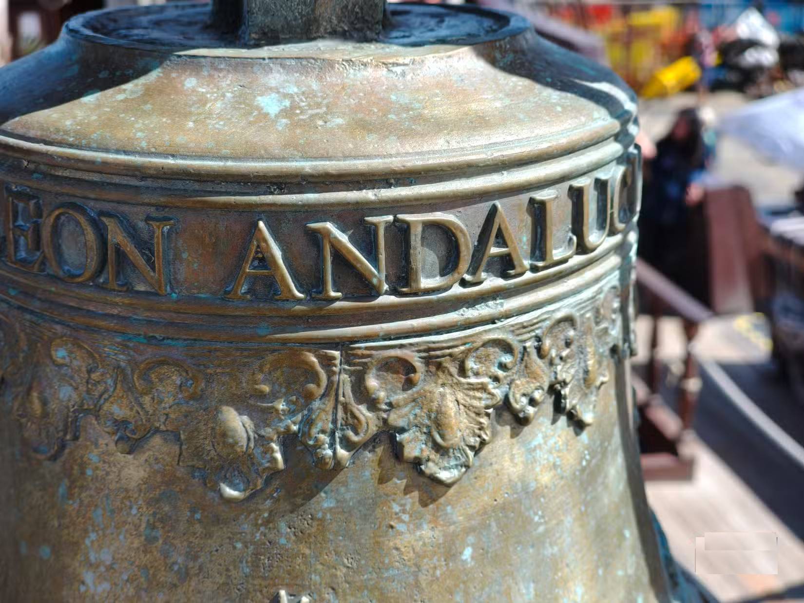 Cận cảnh chuông tàu.