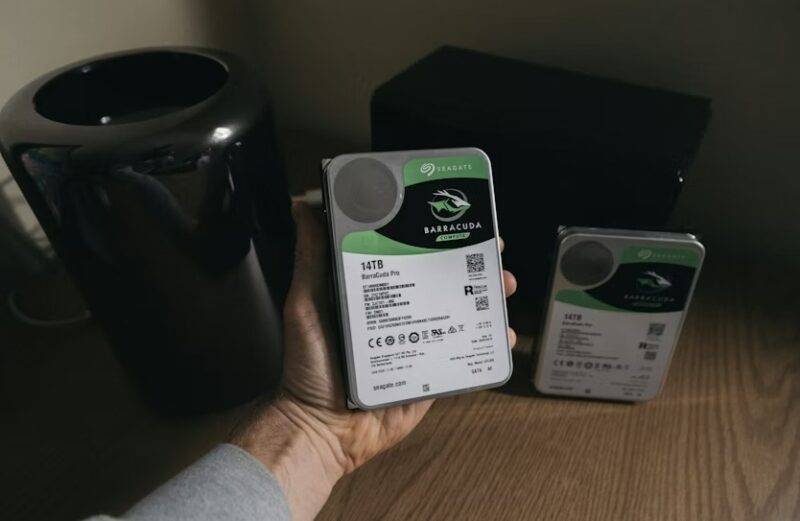 Ổ cứng Seagate trên bàn làm việc.