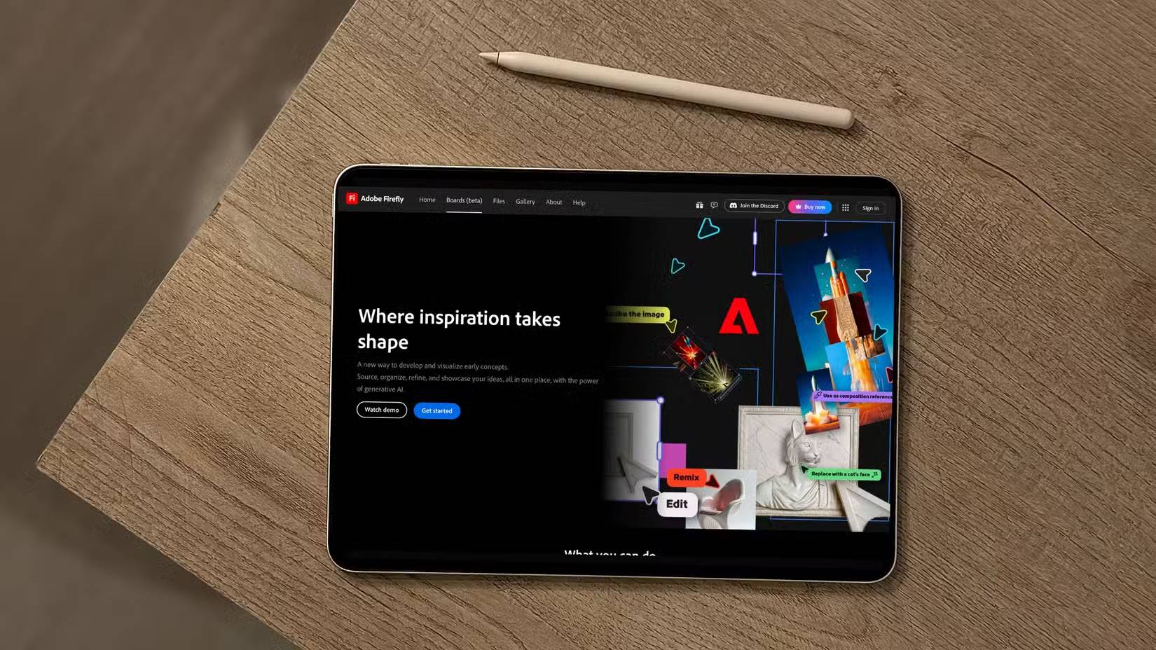 Màn hình Adobe Firefly Boards hiển thị trên iPad trên bàn cùng với Apple Pencil