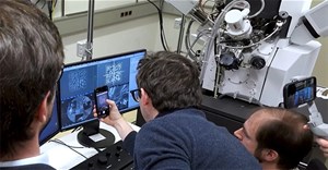 Các nhà khoa học tạo ra mã QR nhỏ nhất thế giới, chỉ thấy được bằng kính hiển vi điện tử