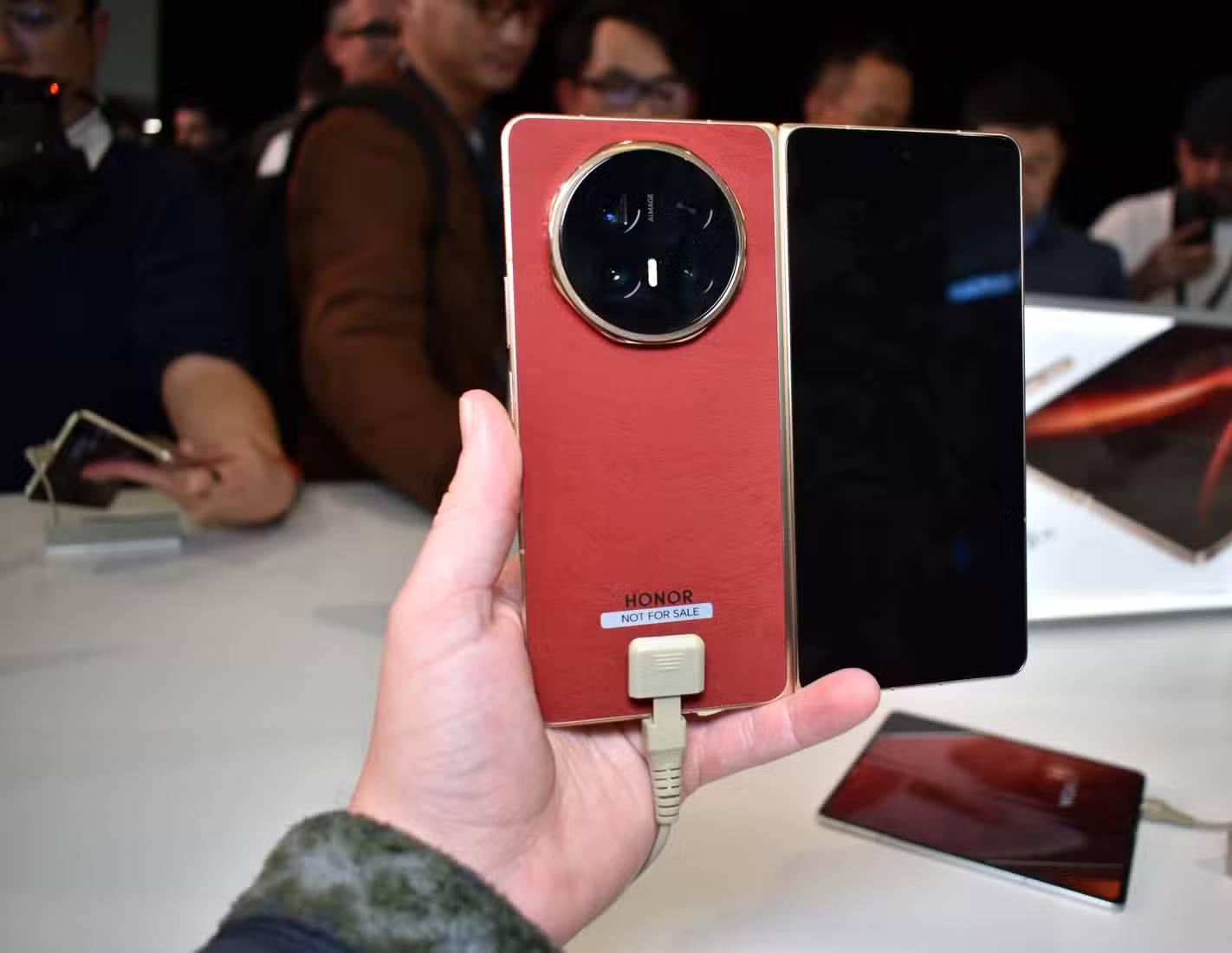 Mặt sau của Honor Magic V6 khi mở ra, màu đỏ.