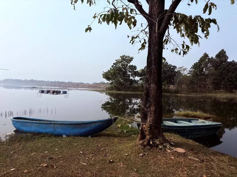 Chụp ảnh bên bờ sông.