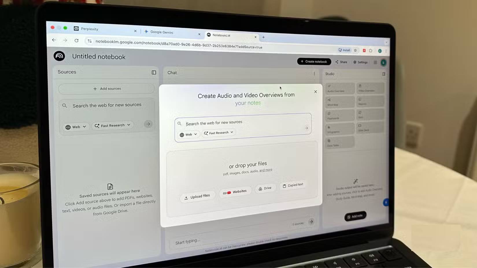 Sử dụng NotebookLM trên MacBook.