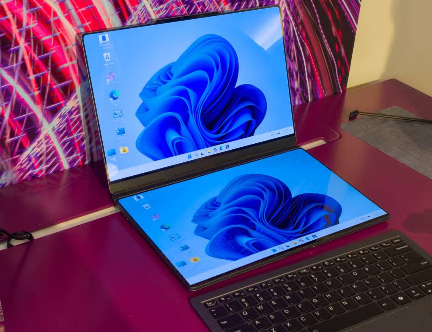 Chế độ hiển thị kép trên Lenovo ThinkBook Modular AI PC Concept