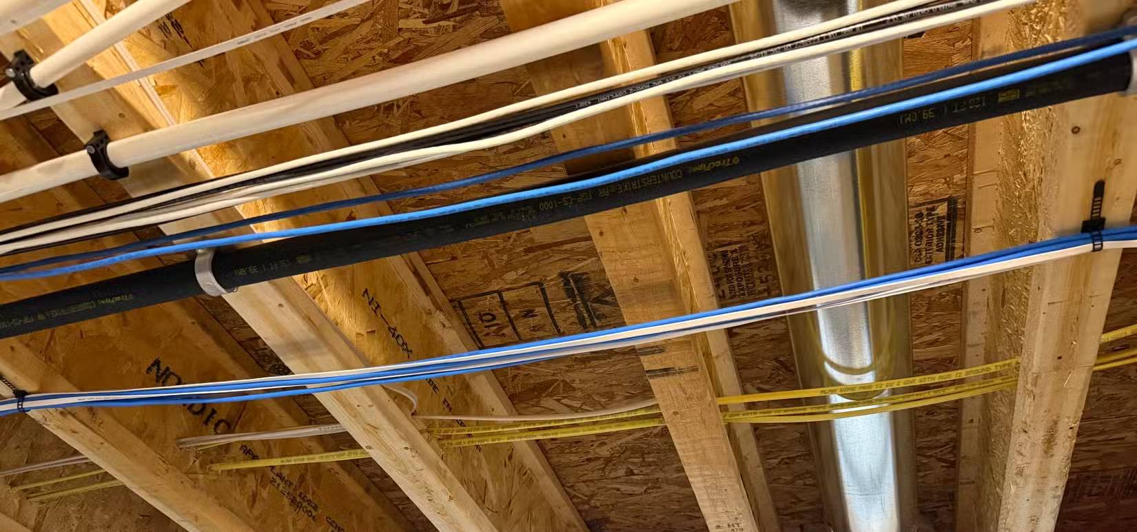 Dây cáp Ethernet và dây nguồn trong dầm sàn