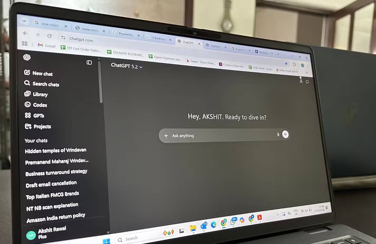 Laptop Windows với ChatGPT Plus trên màn hình