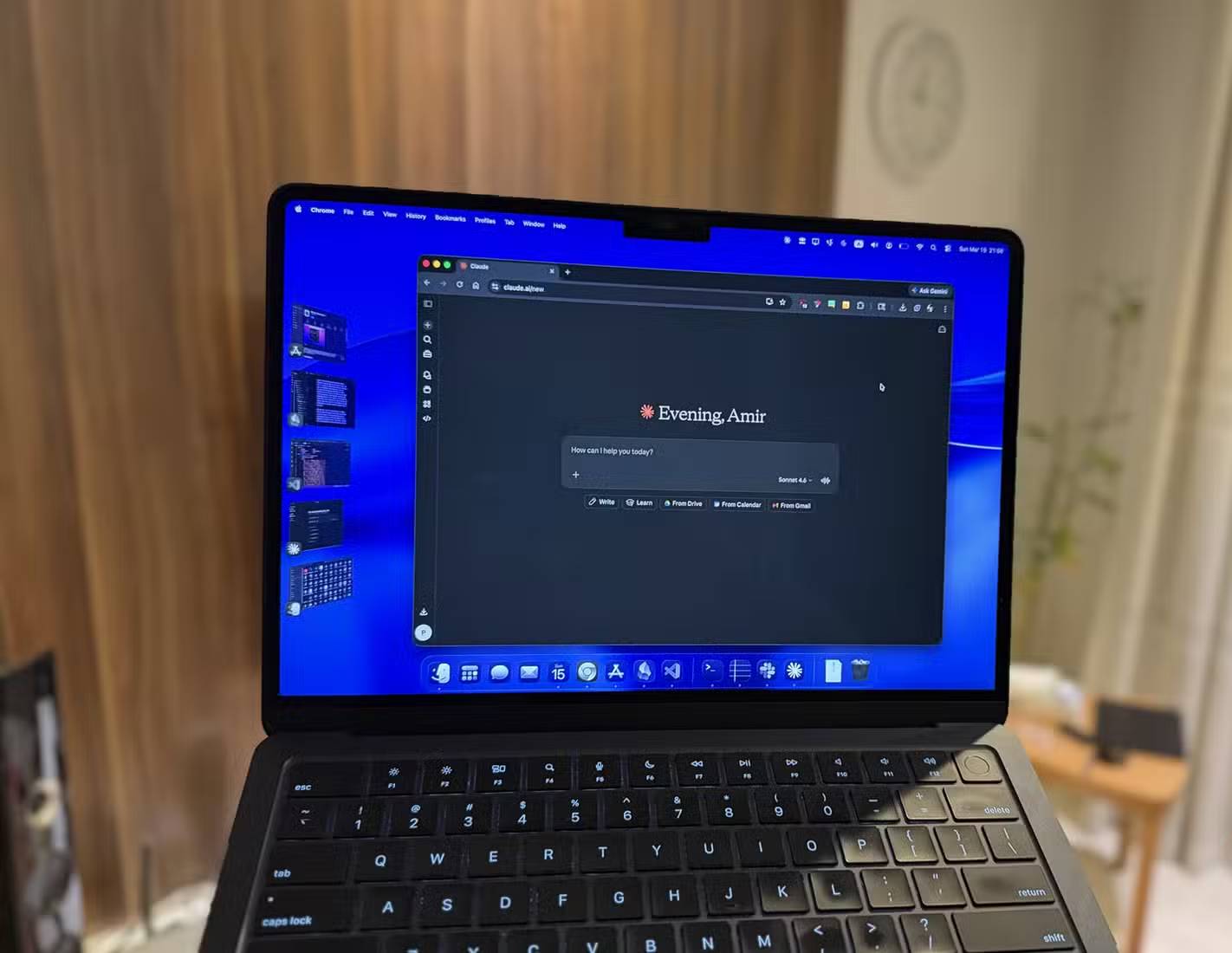 Claude đang mở trên trình duyệt laptop