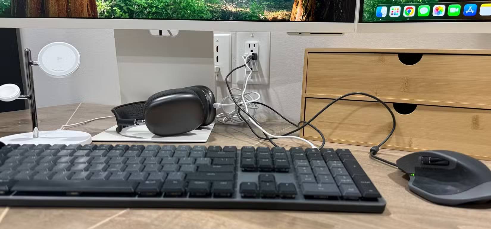 Bàn phím và chuột Logitech cùng tai nghe AirPods Pro sạc trên ổ cắm USB Topgreener