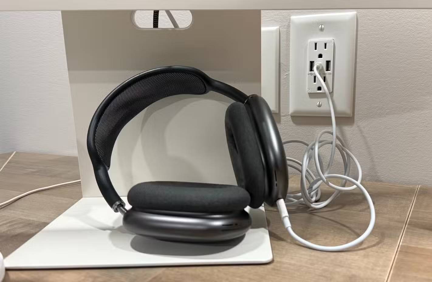 Sạc AirPods Pro bằng ổ cắm USB-C Topgreener