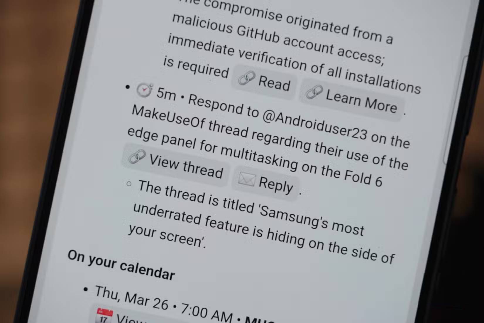 Các liên kết đến email và những mục hành động trong bản tóm tắt Google CC