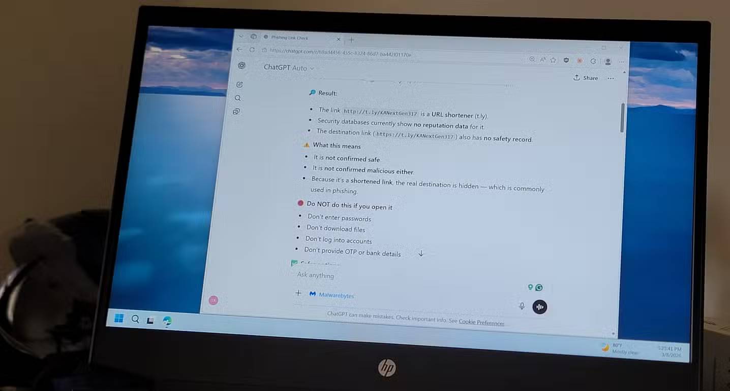 ChatGPT được mở trên laptop HP Pavillion