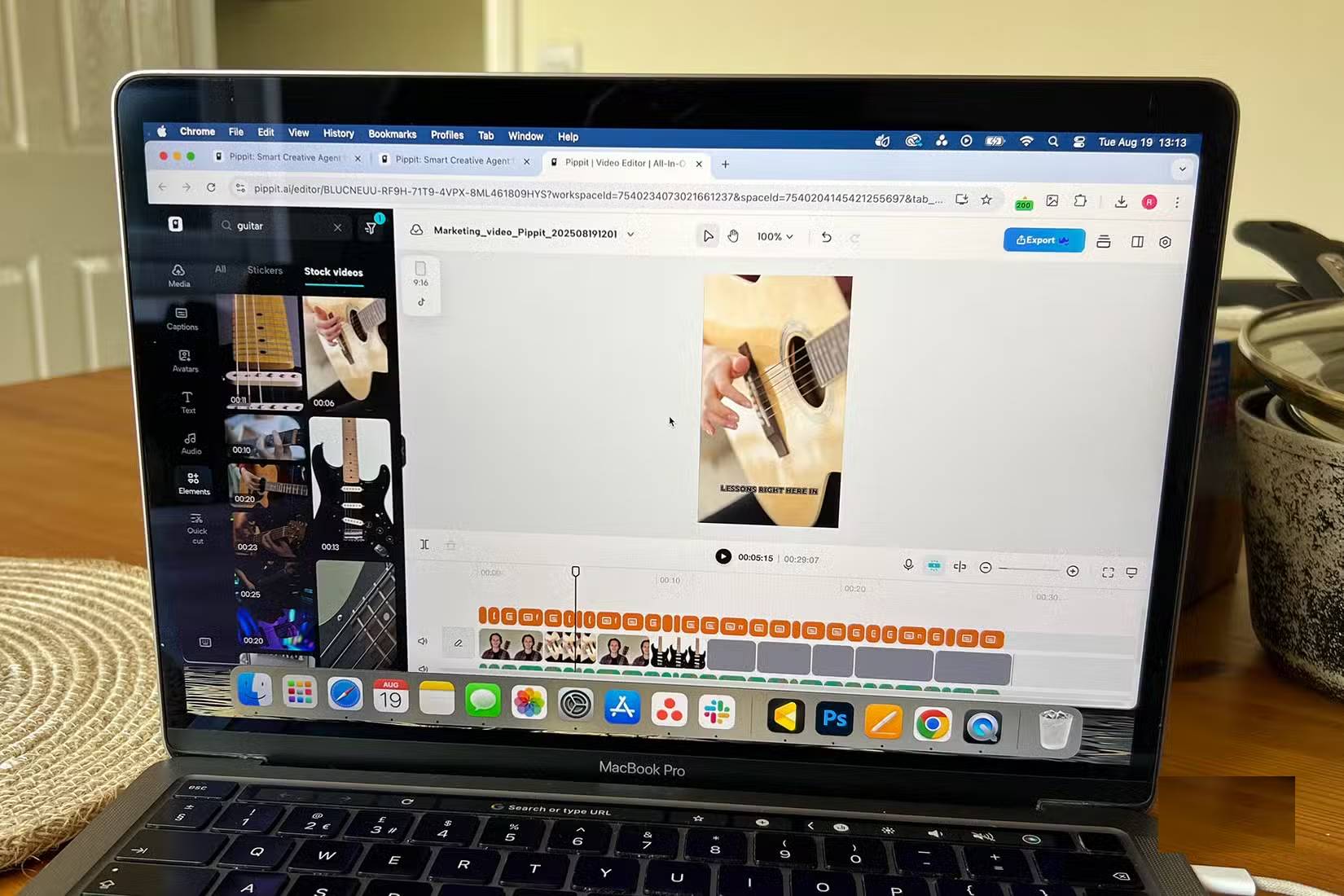 Timeline chỉnh sửa video và thư viện tài nguyên của Pippit