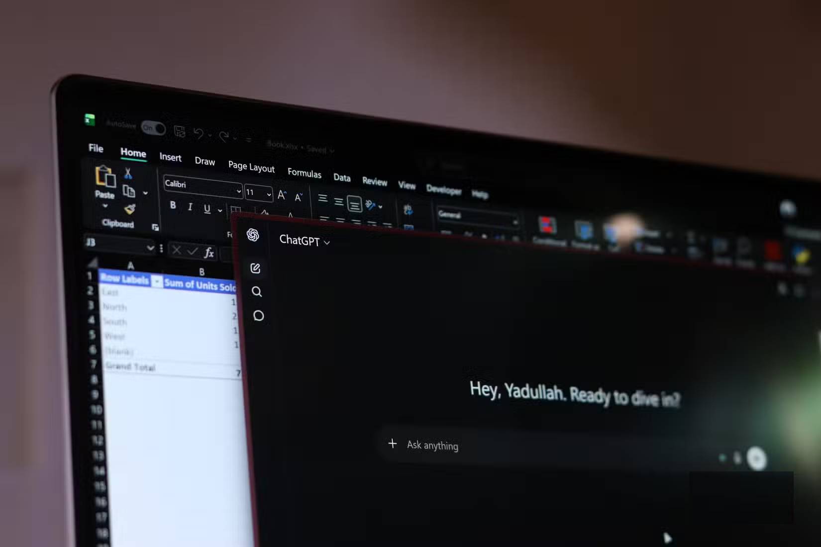 Excel và ChatGPT được mở trên laptop Windows 11.