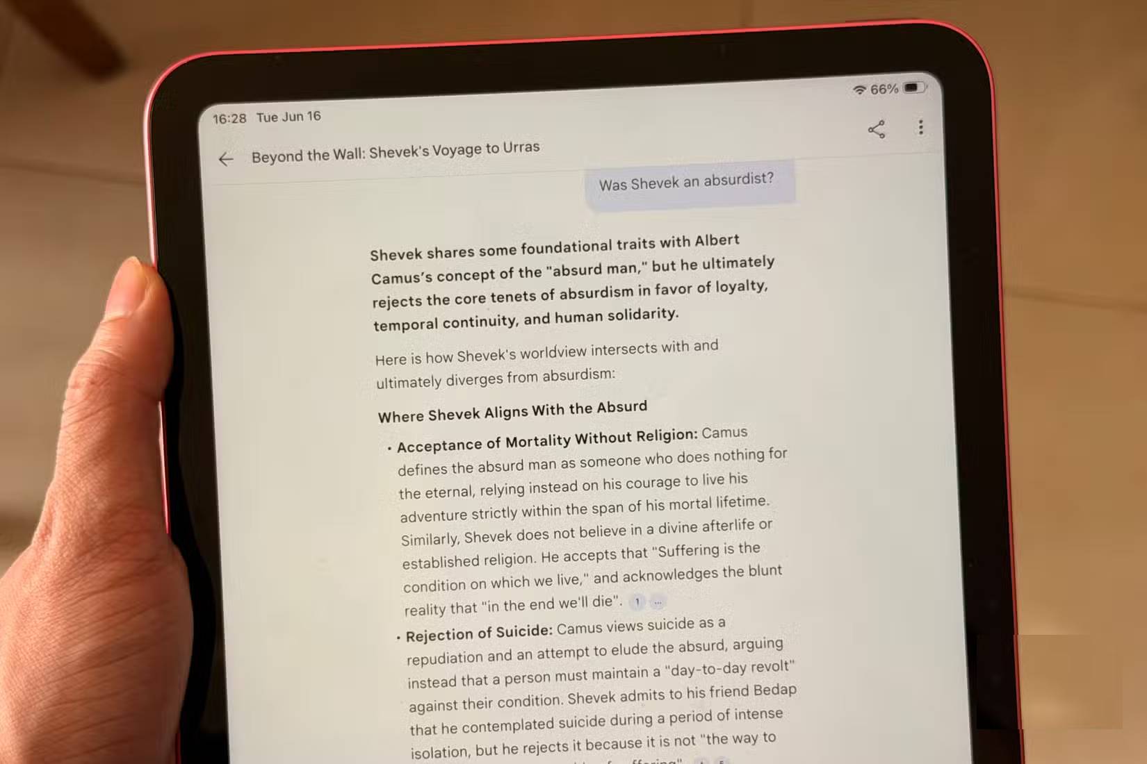 Một chiếc iPad hiển thị NotebookLM đang trả lời câu hỏi từ nguồn EPUB
