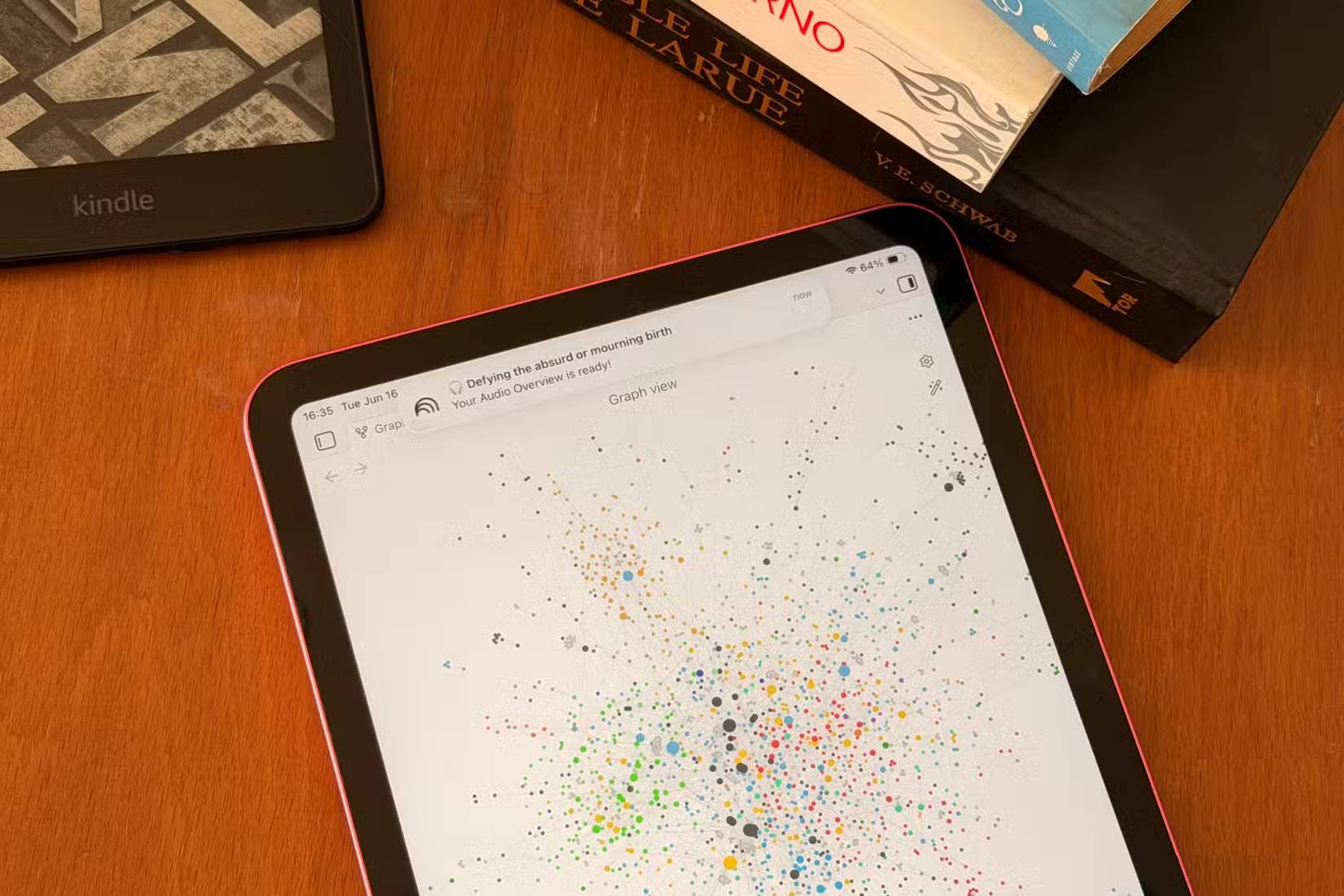 Một chiếc iPad trên bàn hiển thị chế độ xem đồ thị của kho dữ liệu Obsidian