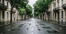 Prompt AI tạo ảnh đường phố châu Âu sau cơn mưa cực kỳ chân thực