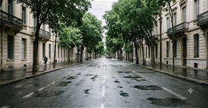 Prompt AI tạo ảnh đường phố châu Âu sau cơn mưa cực kỳ chân thực