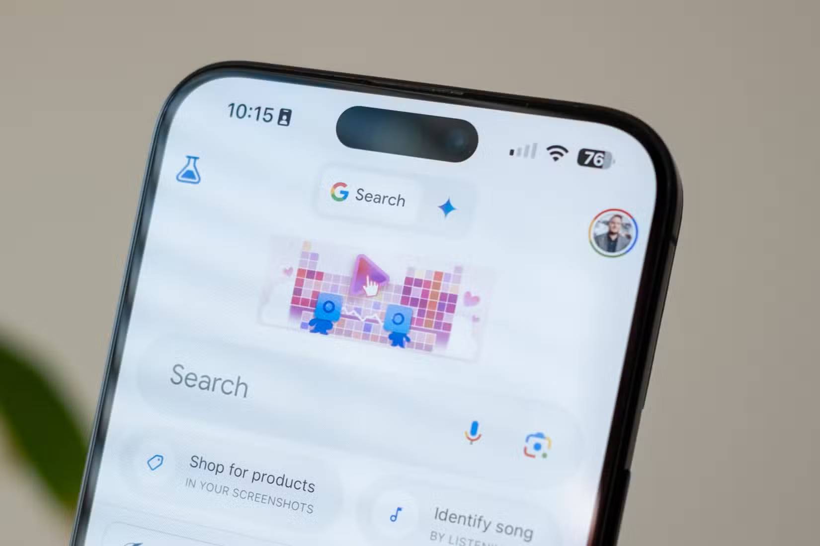 Tùy chọn Search nằm cạnh biểu tượng AI Gemini trong ứng dụng Google trên iPhone 15 Pro Max