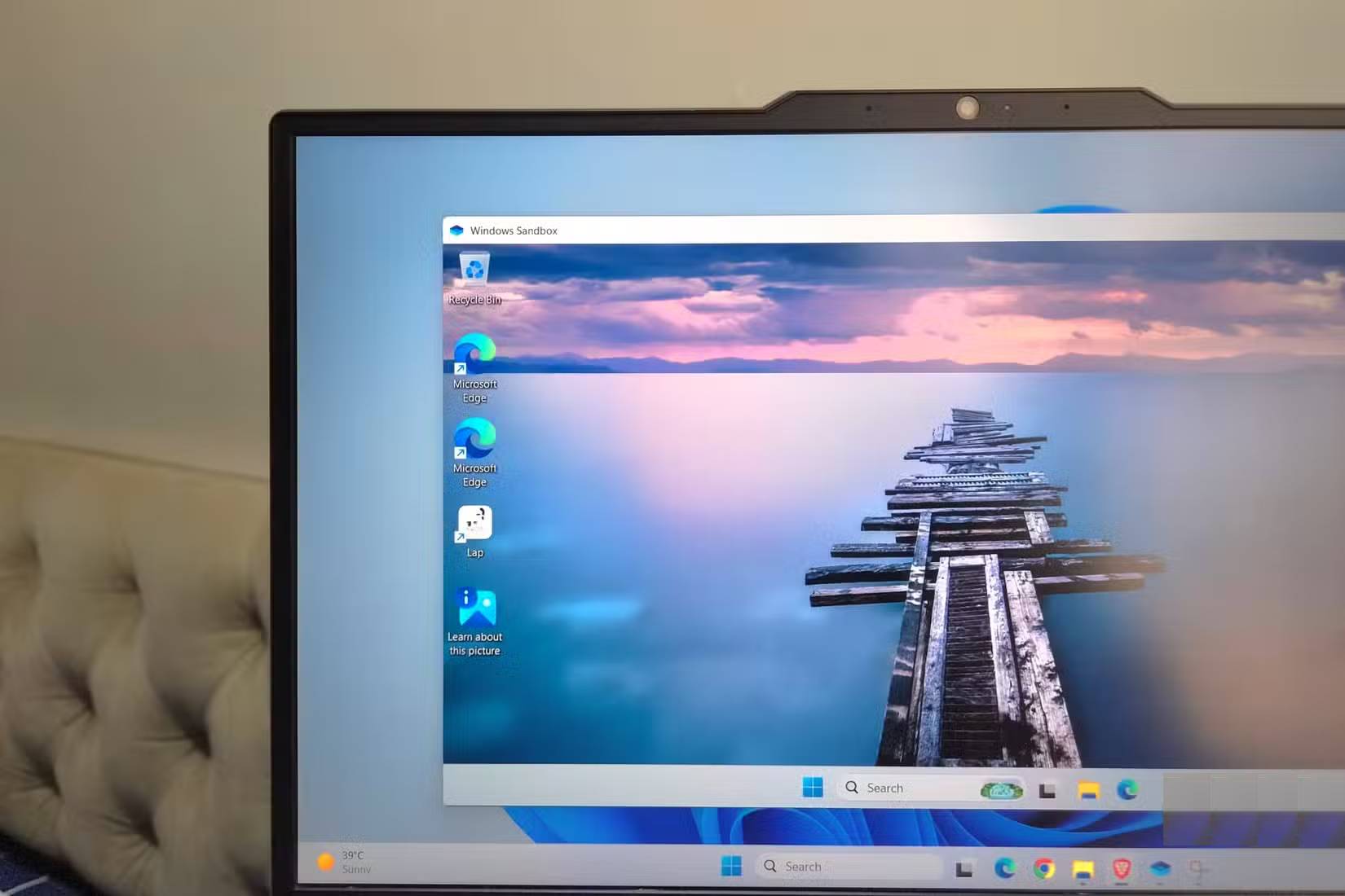Cửa sổ Windows Sandbox trên laptop