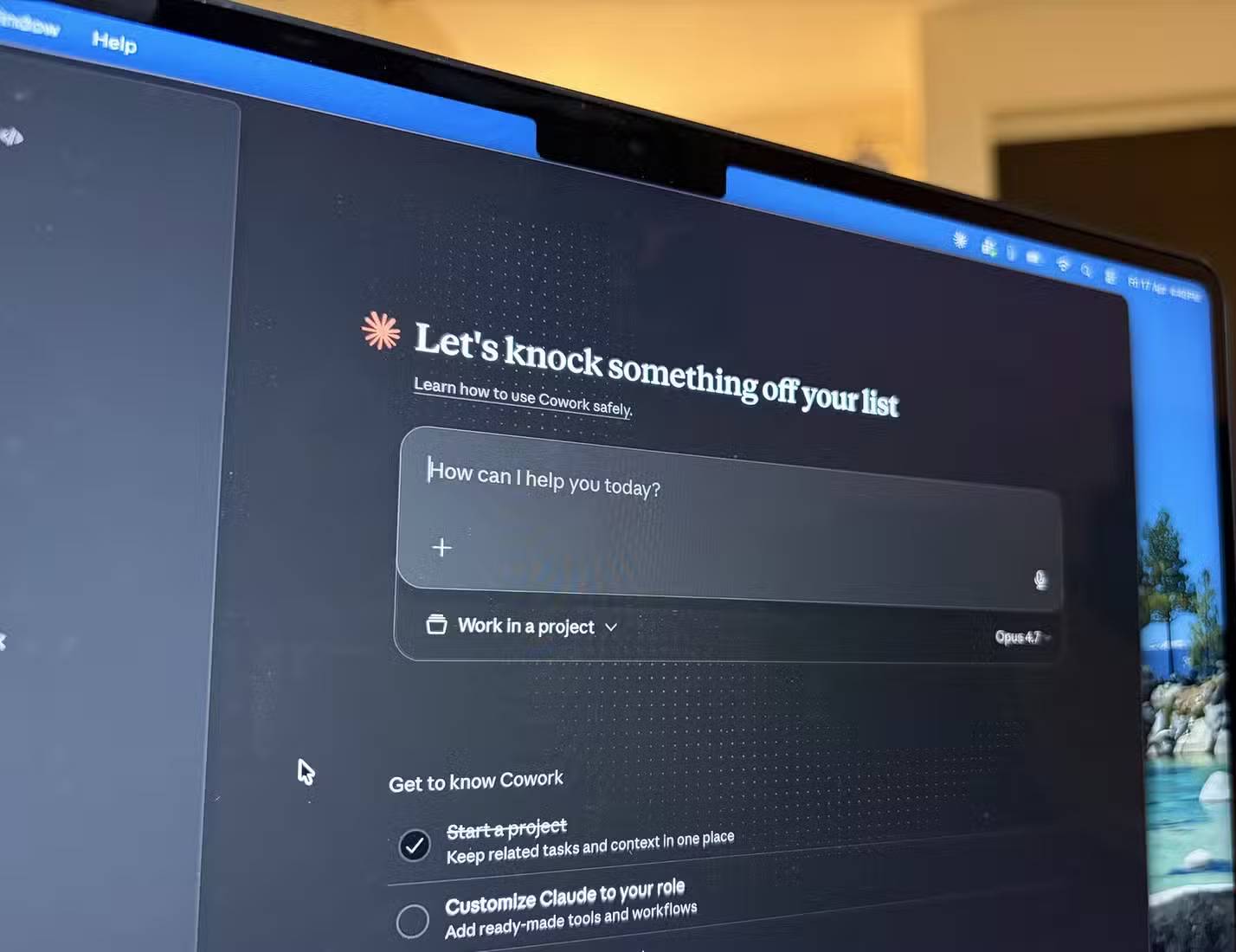 Giao diện Claude Cowork đang mở trên MacBook
