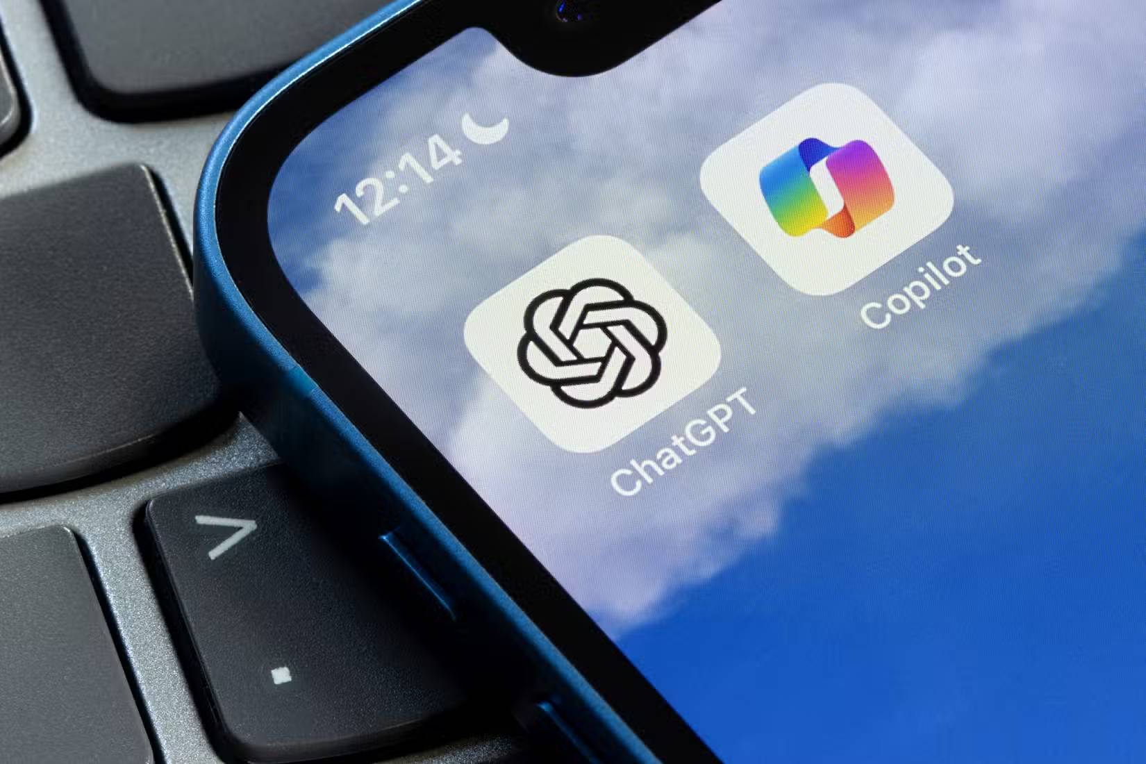 Microsoft Copilot và ChatGPT trên màn hình điện thoại thông minh