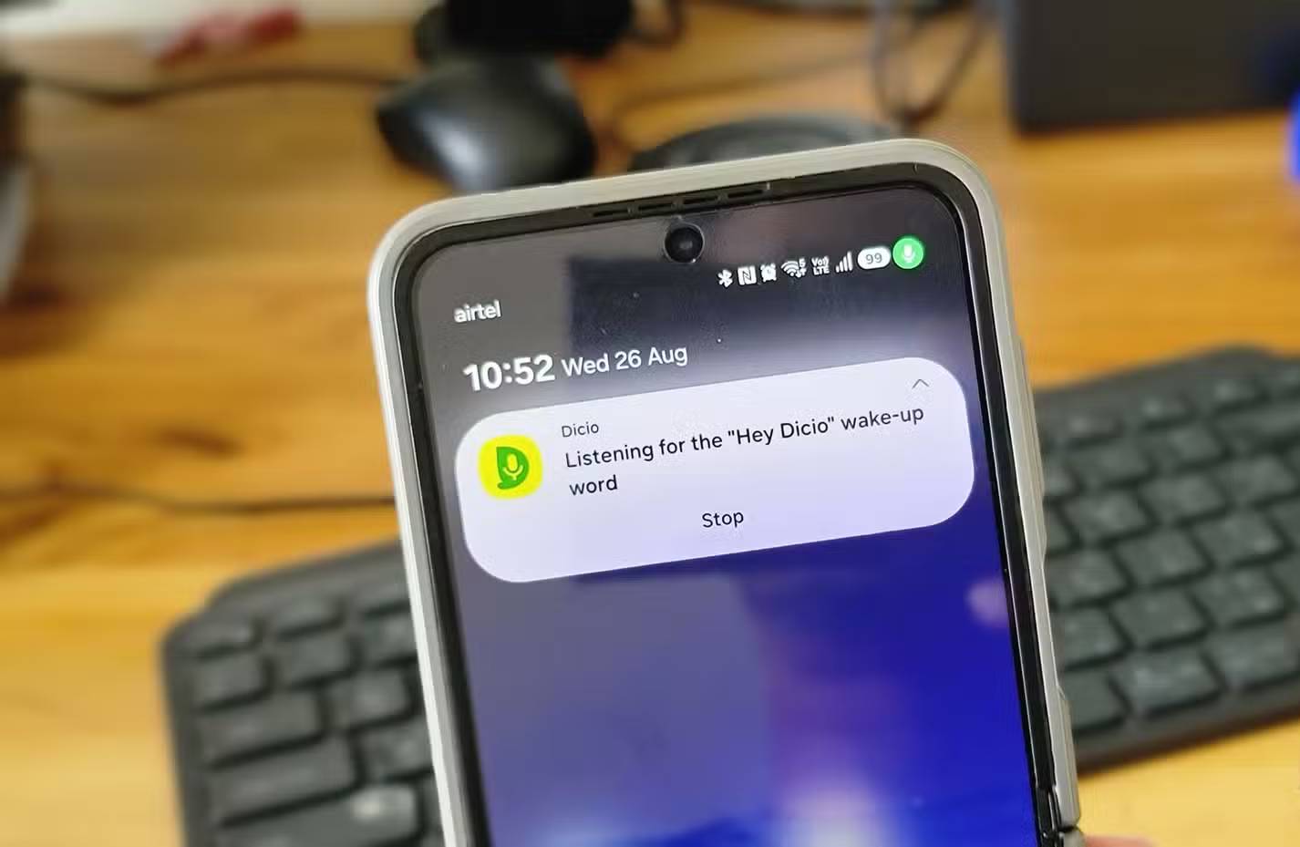 Thông báo Dicio đang chờ nhận diện từ khóa kích hoạt trên Samsung Galaxy Z Flip 6