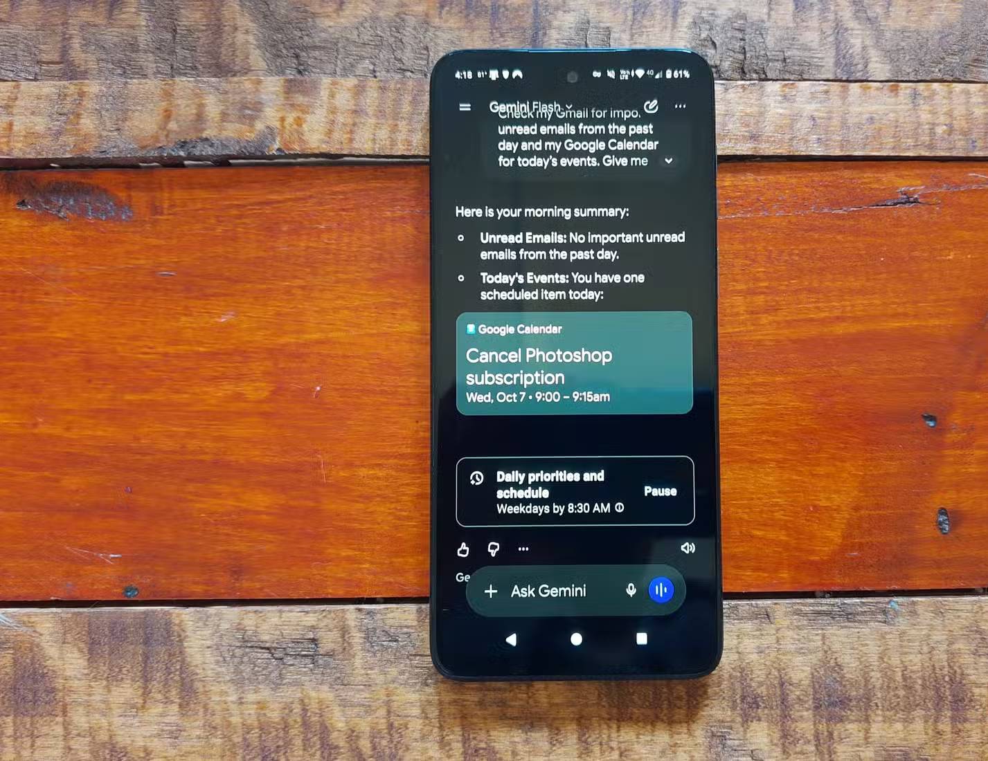 Điện thoại Android hiển thị bản tóm tắt buổi sáng từ Gemini (bao gồm email chưa đọc và thông tin lịch)