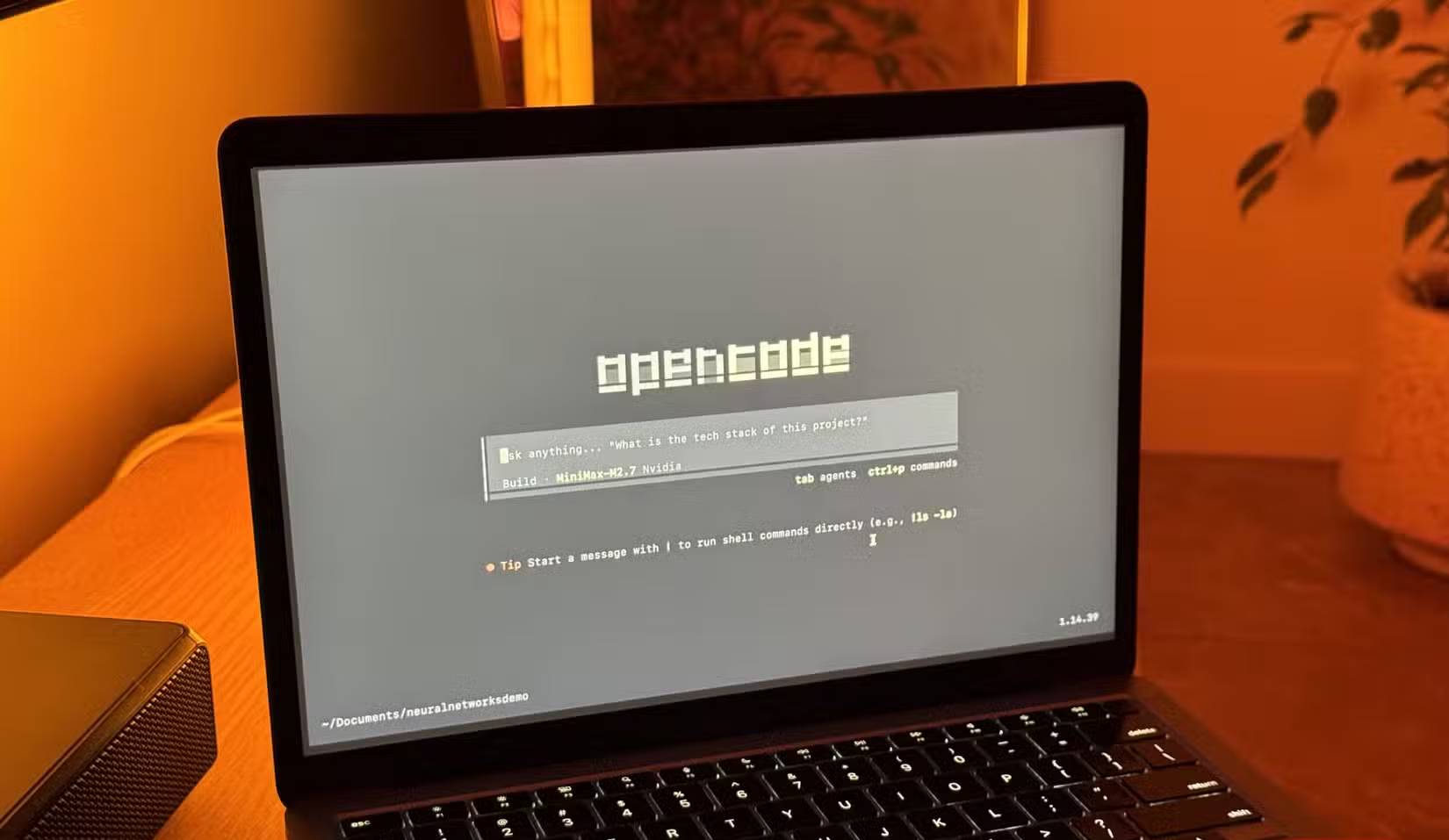 OpenCode đang chạy trên MacBook