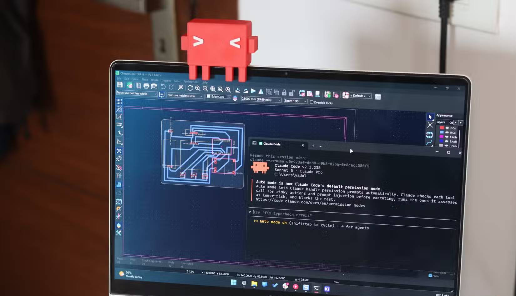 Claude Code đang chạy phần mềm KiCAD trên laptop Windows 11
